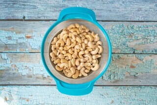<p>Soak the cashews for at least 4 hour or preferably overnight</p>
