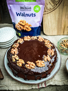 <p>When the cake has cooled top with the ganache.</p><p>Top with some walnuts.</p>