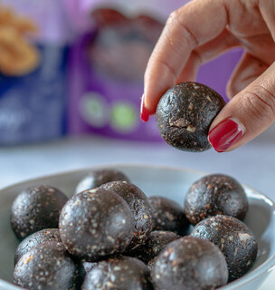 <p>Form the dough into little balls and let set in the fridge for 30 minutes</p>